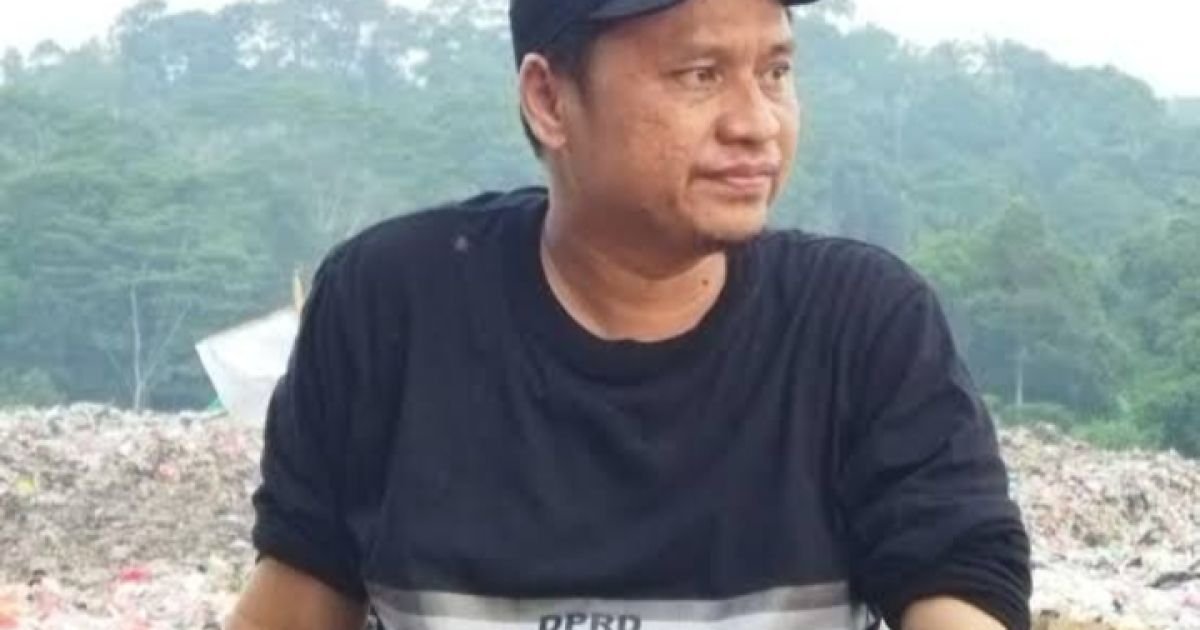 Ket  Foto  : Ketua DPRD Pandeglang  TB.Agus Khotibul Umam saat meninjau lokasi pembangunan sampah di TPA Bangkonol