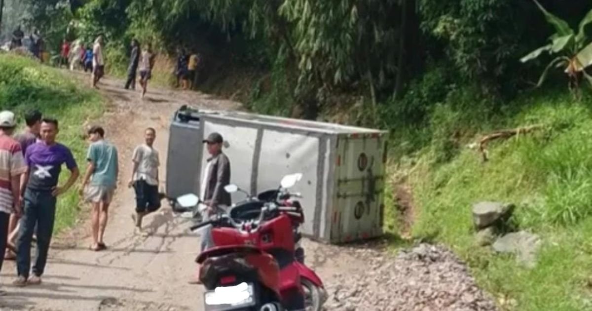 DPK KNPI Nanggung Soroti Jalan Rusak, Mobil Jungkir Balik Jadi Bukti Nyata