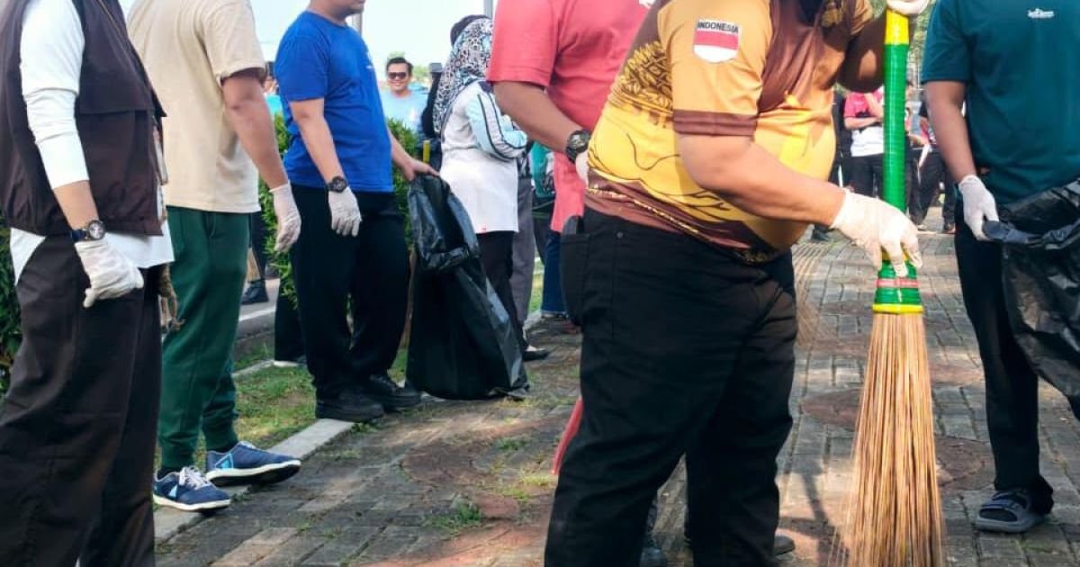 ASN Pemprov Banten Turun ke Jalan, Gelar Aksi Bersih-bersih di Kawasan Masjid Banten
