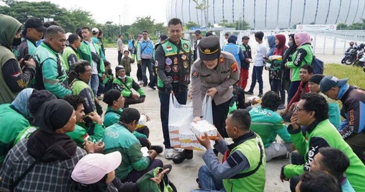 Aksi Humanis Polisi Membagikan Makanan pada Aksi May Day 2026