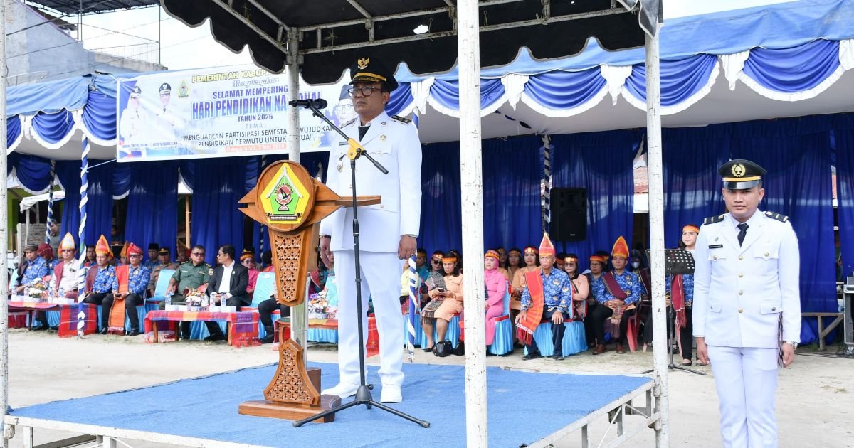 Wabup Samosir Pimpin Upacara Hardiknas 2026, Ulos Warnai Semangat Pendidikan dan Budaya