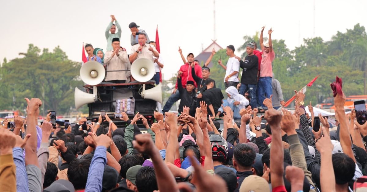 Ket  Foto  : Bupati Bogor Rudy Susmanto Temui Para Pendemo Selasa (4/5/2026)