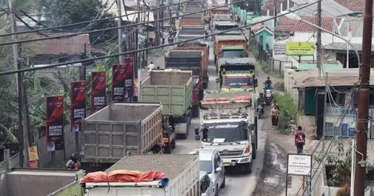 Ket Foto  : Aktifitas Tambang berpotensi rusak keseimbangan alam. Jalur Tambang berpotensi pencemaran lingkungan, polusi udara, berkurangnya lahan resapan air dan penghijauan (sumber photo: google)