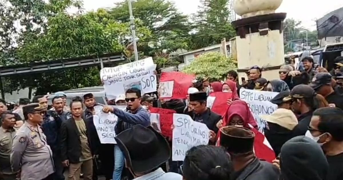 Demo di Kantor Kecamatan, Massa Minta Dapur SPPG Caringin Labuan Ditutup