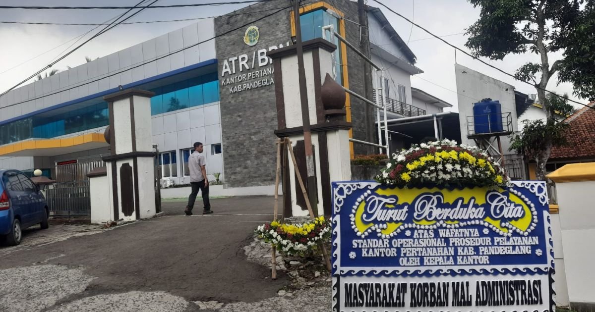 SOP Pelayanan Wafat’, Karangan Bunga Kritik Terpasang di Kantor BPN Pandeglang