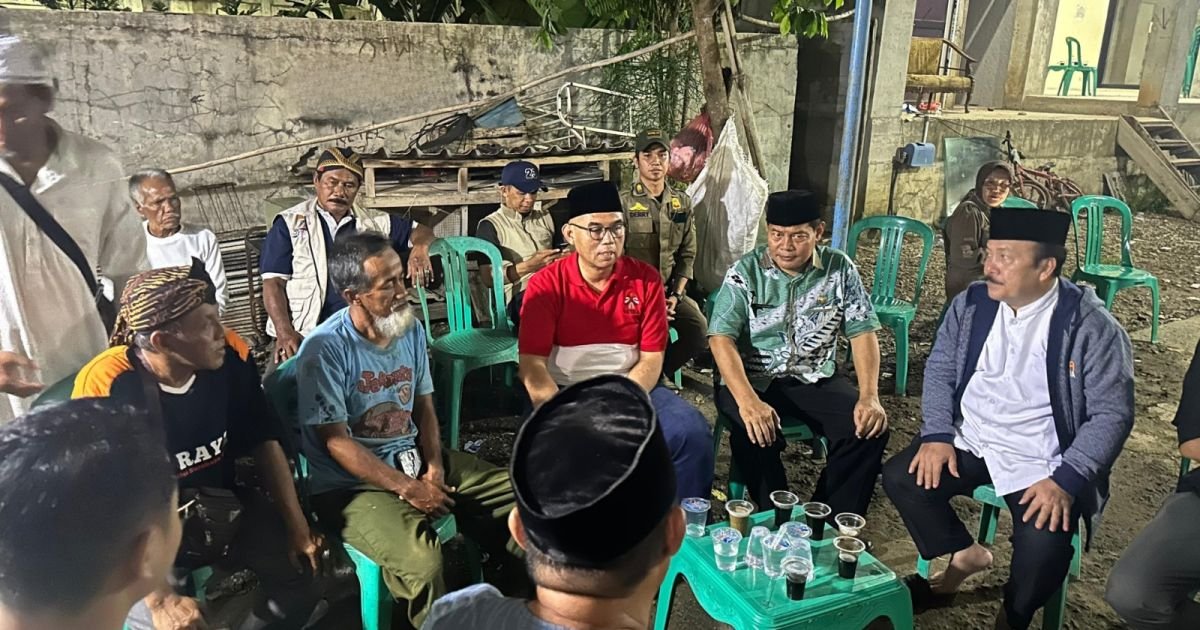 Ket Foto  : Sekretaris Daerah (Sekda) Kab. Bogor, Ajat Rochmat Jatnika,Takziah ke Kediaman Almarhum, warga Parung Panjang Kab.Bogor ,Kecelakaan Truk Tambang Mewakili Bupati Bogor