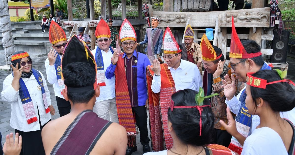 Wakil Kepala Bappenas Kunjungi Samosir, Wabup Sambut di Huta Siallagan dan Serahkan Proposal Pengembangan Daya Tarik Wisata Baru