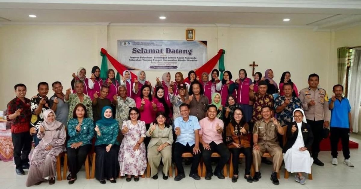 Penutupan Pembinaan Kader Posyandu di Tanjung Tongah, Ny Liswati Serahkan Alat Operasional Pendukung
