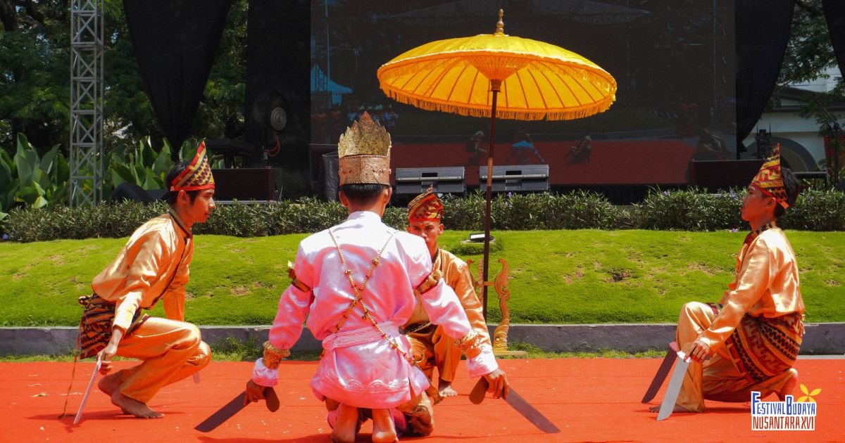 Ket Foto  : Pakaian Adat Lampung