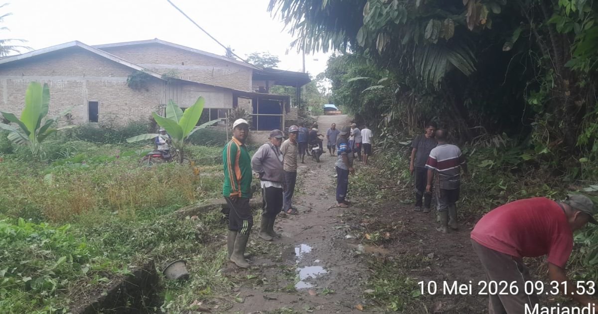 Kepala Desa Embong  Bersama Masyarakat Gotong Royong Bersihkan Draenase Lingkungan