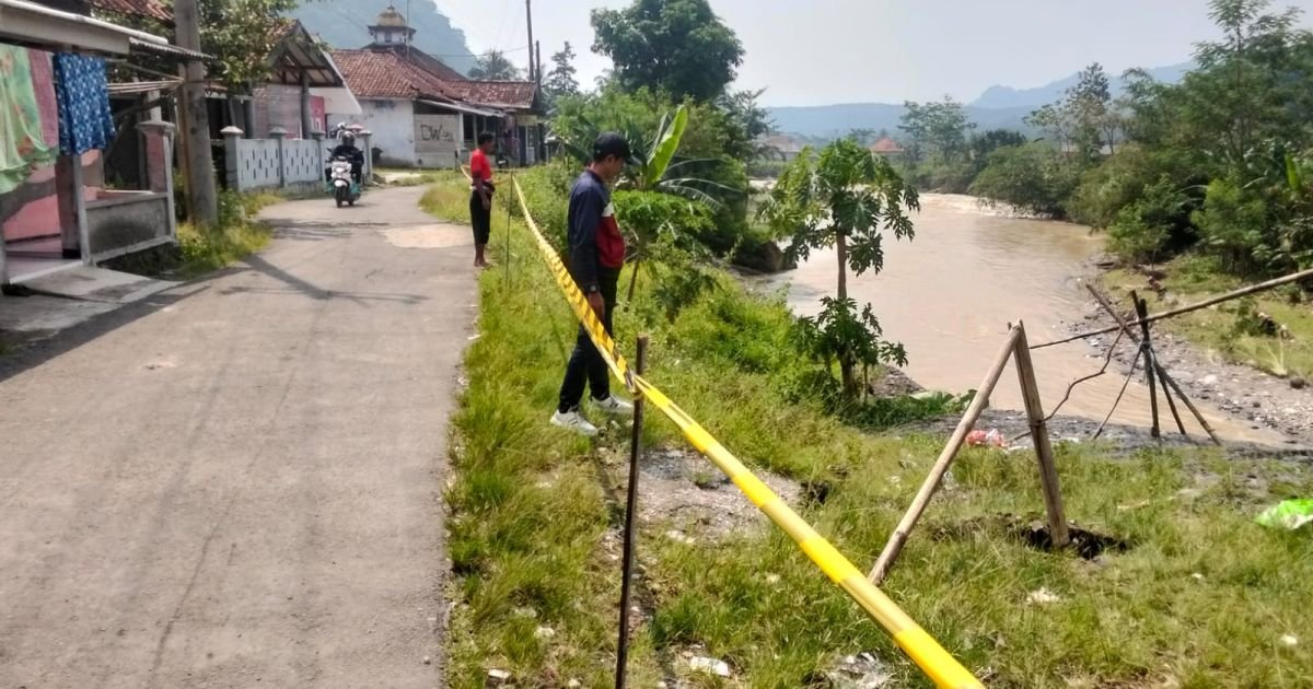 Bronjong Sungai Cidurian di Desa Sukamaju Ambruk!, Menggugat : Desakan Normalisasi ke Kementerian PU