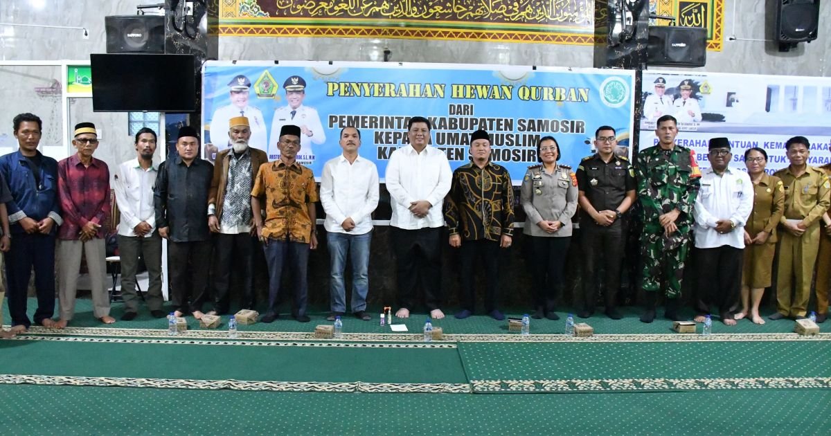 Bupati Samosir Serahkan Hewan Qurban Bantuan Presiden dan Pemkab, Perkuat Toleransi dan Kepedulian Sosial