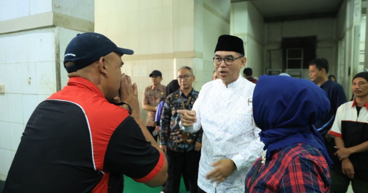 Sekda Ajat Tinjau Langsung Pemotongan Hewan Kurban di RPH Cibinong