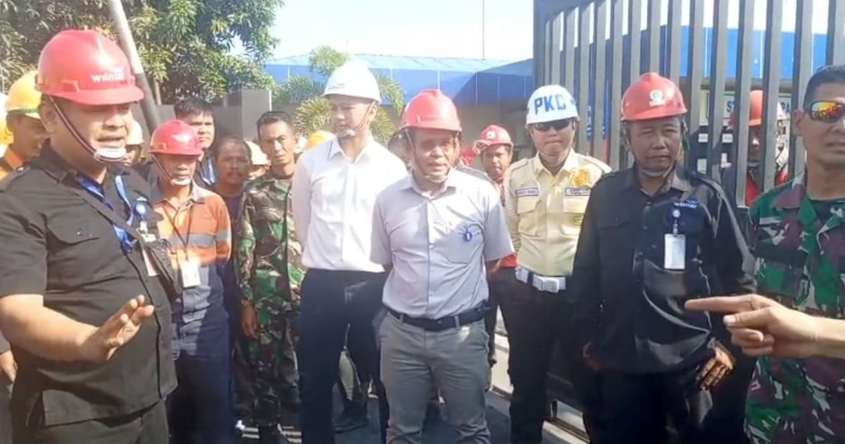 Diduga Aturan Berlaku Surut, Puluhan Pekerja Kontraktor PT MNA Mogok Kerja di Gerbang Perusahaan