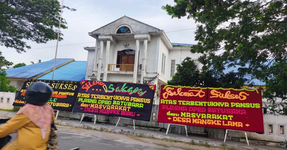Pembentukan Pansus Plasma di Apresiasi Papan Bunga Penuhi Halaman Kantor DPRD Batu Bara