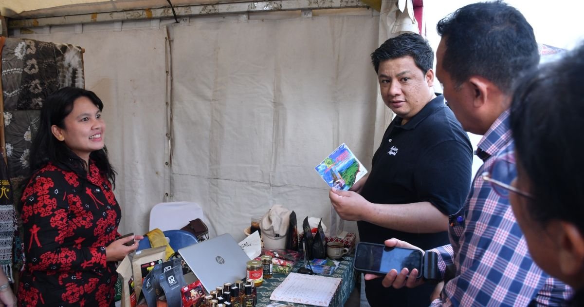 Pastikan Pelayanan Prima untuk Ribuan Pelari dan Wisatawan, Bupati Vandiko Tinjau UMKM TOTK 2026