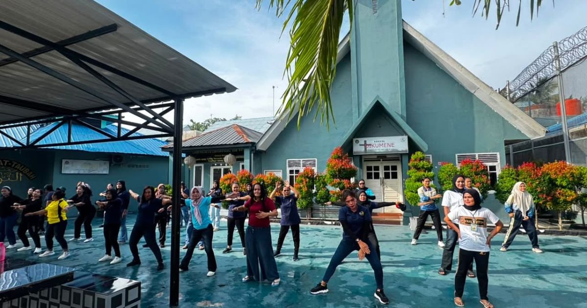 Wujudkan Pola Sehat Warga Binaan dan  Petugas Lapas Labuhan Ruku Kompak Ikuti Senam Pagi  Bersama