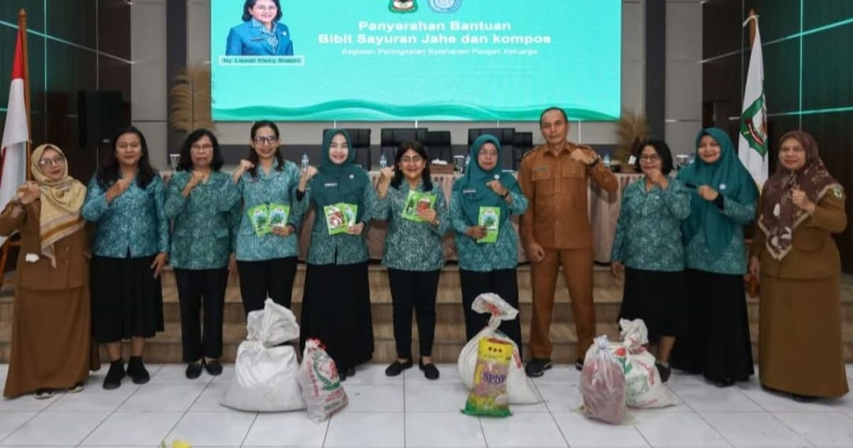 Ketua TP PKK Ny Liswati Serahkan Bantuan Bibit Sayuran, Jahe, dan Kompos ke Masyarakat