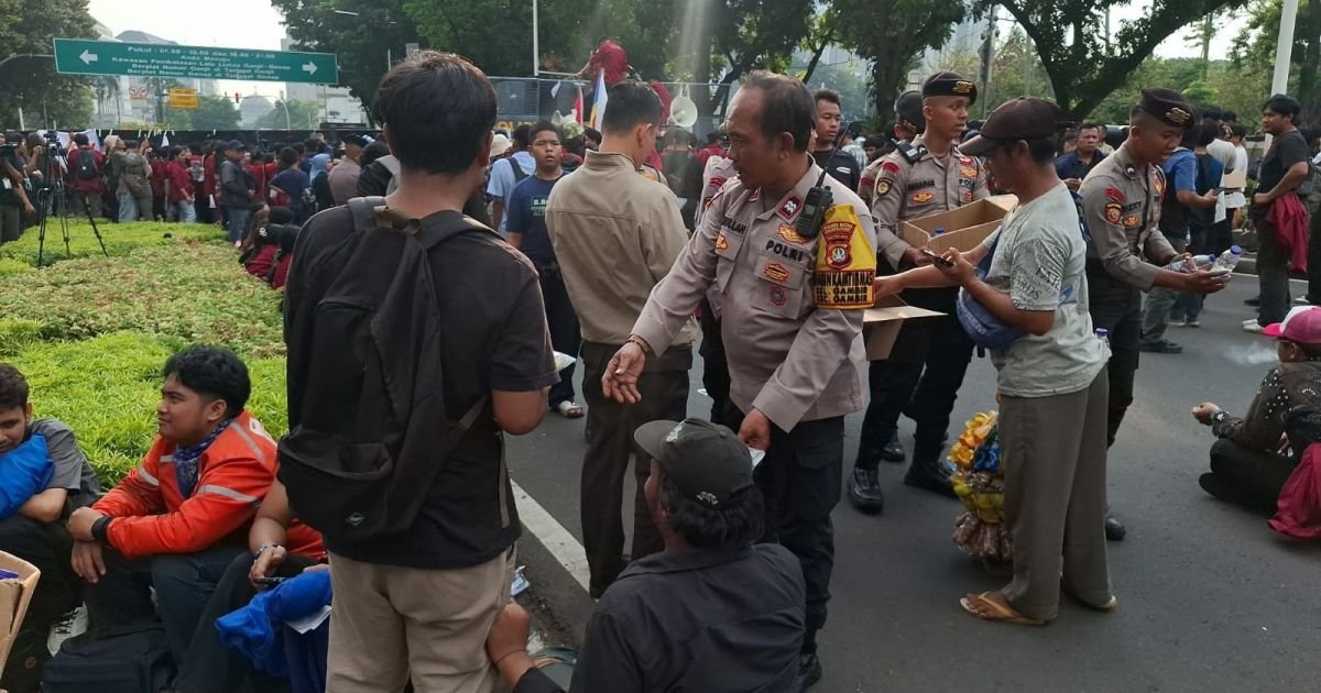 Polisi Bagikan Roti dan Air Mineral untuk Massa Aksi Mahasiswa BEM UBK di Silang Selatan