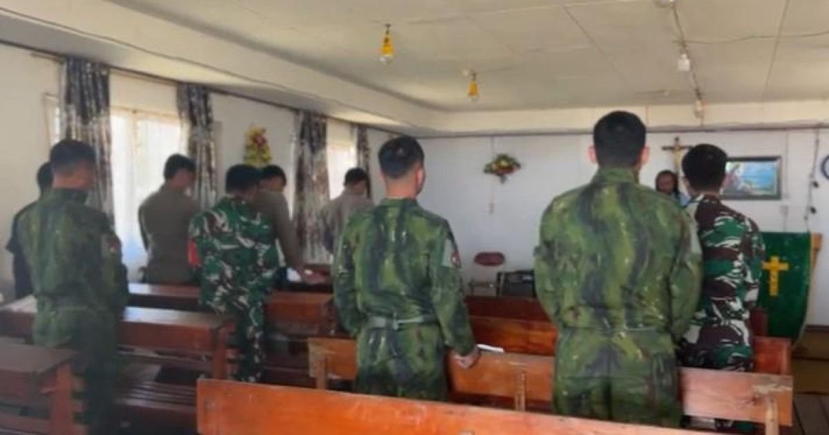 Hadir di Tengah Ketenangan Ibadah, Patroli Satgas Damai Cartenz Jaga Keamanan dan Pererat Kedekatan dengan Jemaat di Sinak