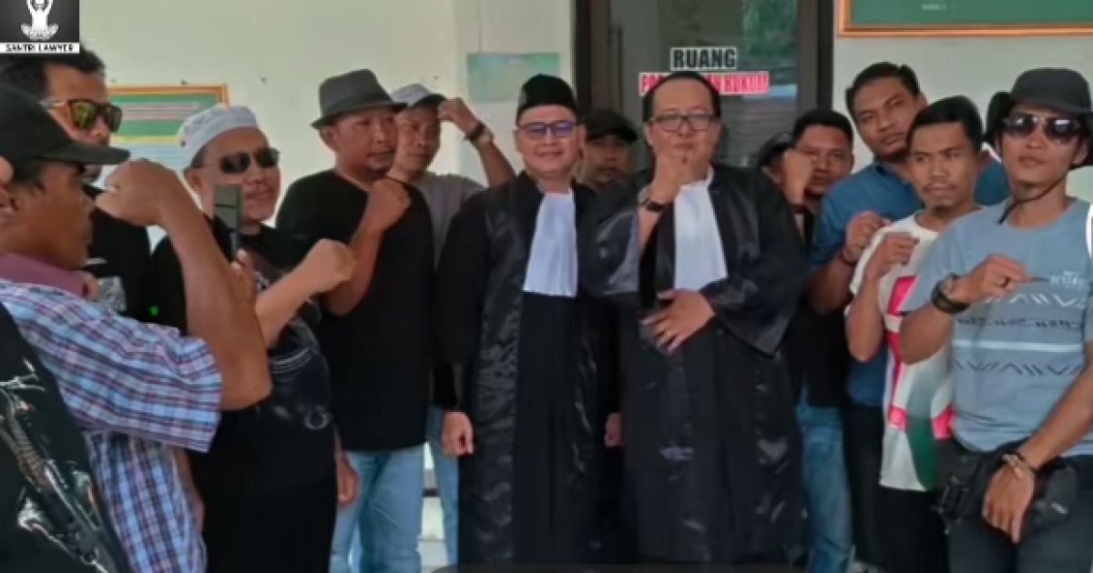 Ket Foto  : Tim Kuasa Hukum terdakwa Duwo saat memberikan keterangan pers usai sidang
