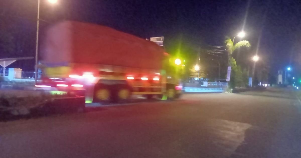 Ket Foto  :  Terlihat truk sumbu tiga masuk wilayah perkotaan Pandeglang
