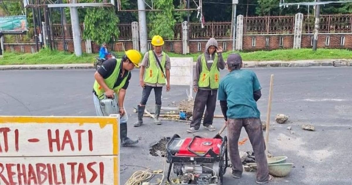 Pemko Pematangsiantar Perbaiki Jalan Berlubang di Simpang Jalan S Parman dan Jalan Sangnaualuh