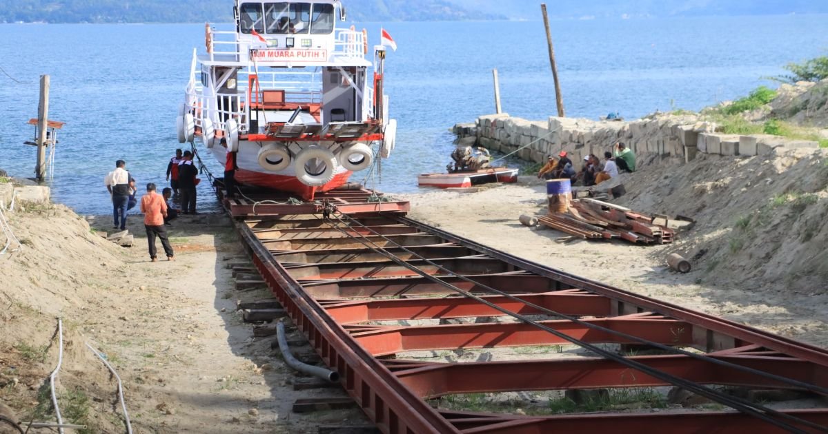 Perkuat Keselamatan Transportasi Perairan Danau Toba, Bupati Samosir Resmikan Bengkel Kapal Muara Putih I