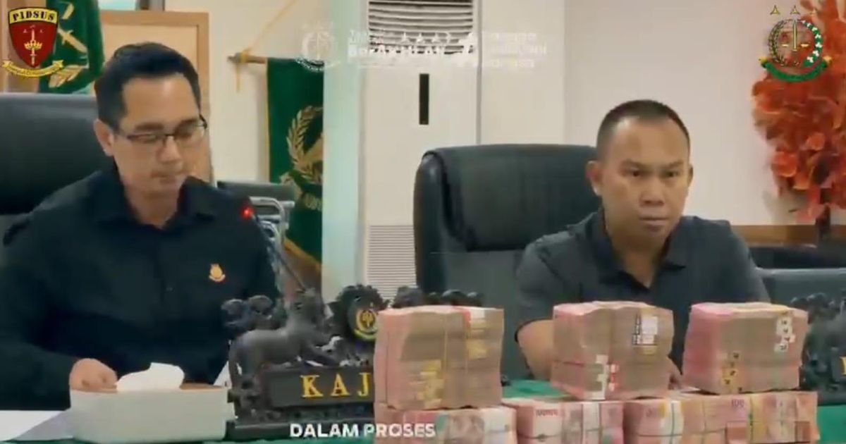 Ket Foto : Kepala Kejaksaan Negeri Kabupaten Bogor Denny Achmad SH.MH dan Kasi Intelijen Ahmad Sudarmaji, S.H., M.H.Beserta Uang Sitaan