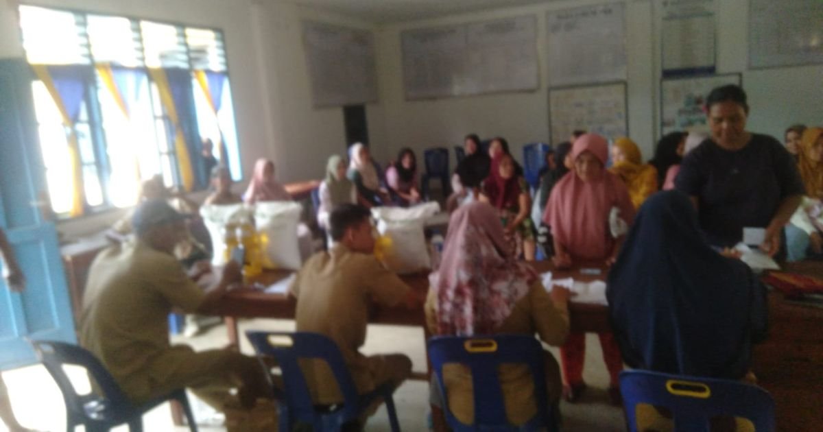 490 Keluarga Prasejahtera Desa Mangkai Lama Kec Lima Puluh Terima  Sembako