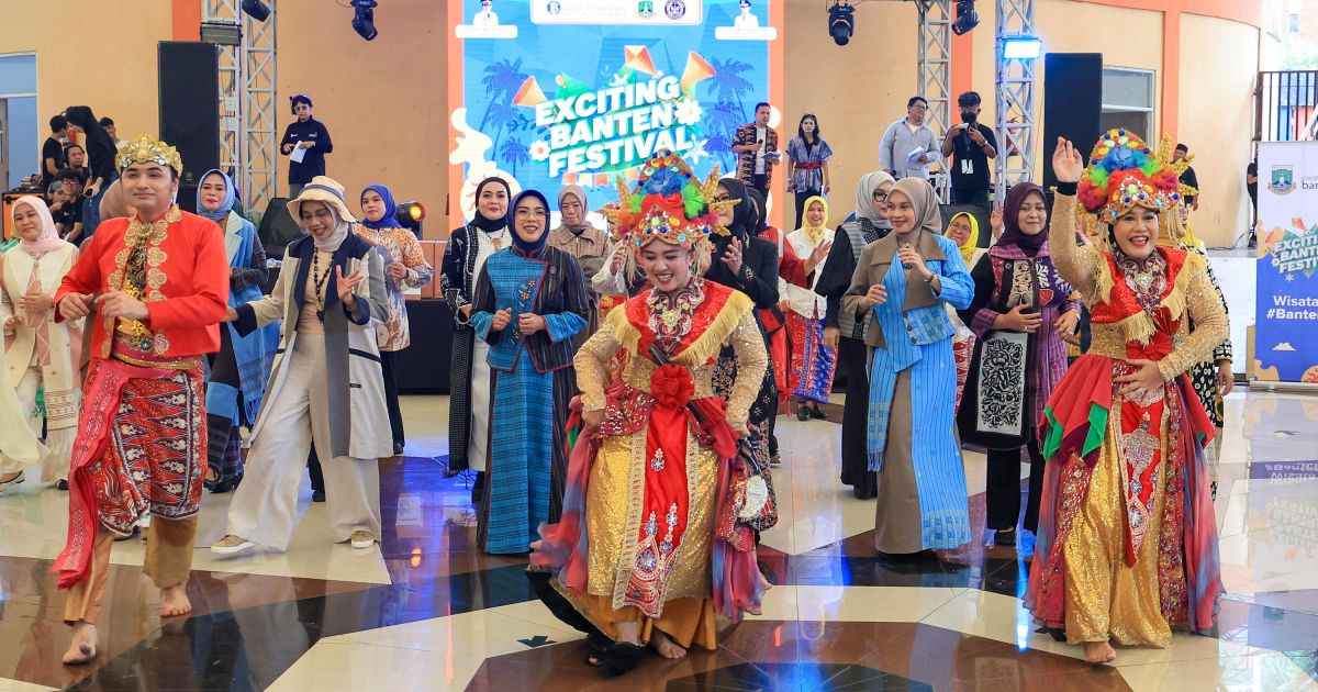 Hadiri Parade Wastra Banten, Tinawati Andra Soni Dorong Penguatan Pariwisata dan Ekonomi Kreatif