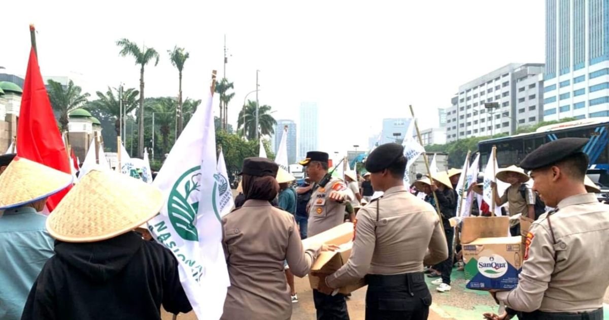 Bentuk Pelayanan Humanis, Polisi Bagikan Snack dan Minuman ke- Massa Aksi KNARA di DPR