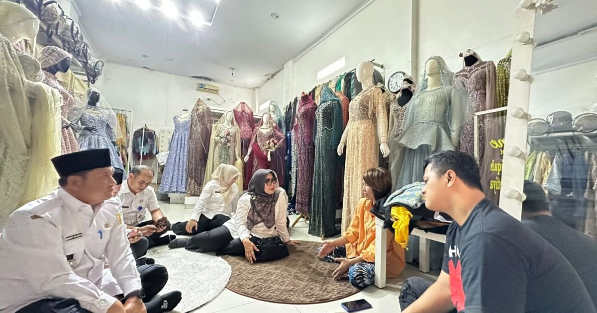 Ket Foto  : Arahan Bupati Bogor Kepala Dinas Kesehatan,Camat Cibinong,Lurah Pakansari Mendatangi Warga yang Viral Sakit Kangker