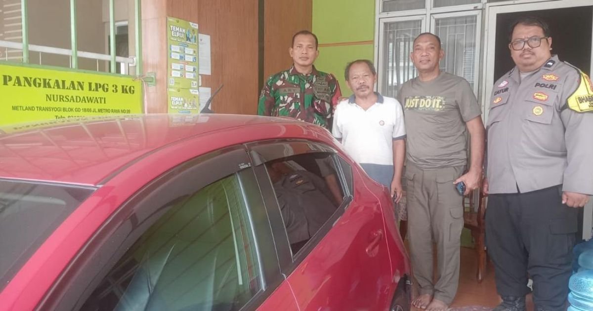 Ket Foto  : Kapolsek Cileungsi Kompol Edison SH dengan Tim Turun ke lokasi Rabu (24/6).di Cluster Methland