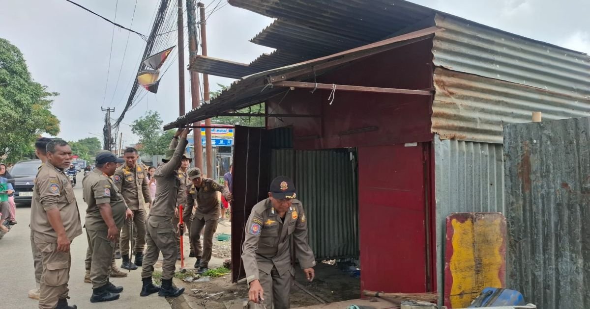 Satpol PP Bogor Tertibkan 17 Bangunan Liar di Citeureup