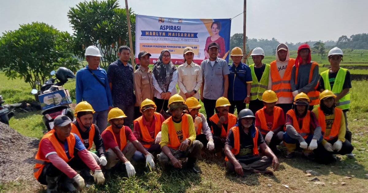 Ket foto : Proyek Pembangunan Saluran Irigasi di Kp. Sawa Lega, Desa Barengkok, Kecamatan Leuwiliang, mendapat kunjungan Marlyn Maisarah Anggota DPR RI Komisi V dari Fraksi Partai Gerindra, didampingi jajaran Dinas PUPR pusat, Rabu (8/10/2025).