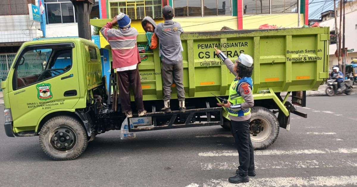 Personil Unit Kamsel Satlantas Polres Pematang Siantar Memberikan Binluh Dan Dikmas Lantas Melalui Polantas Menyapa