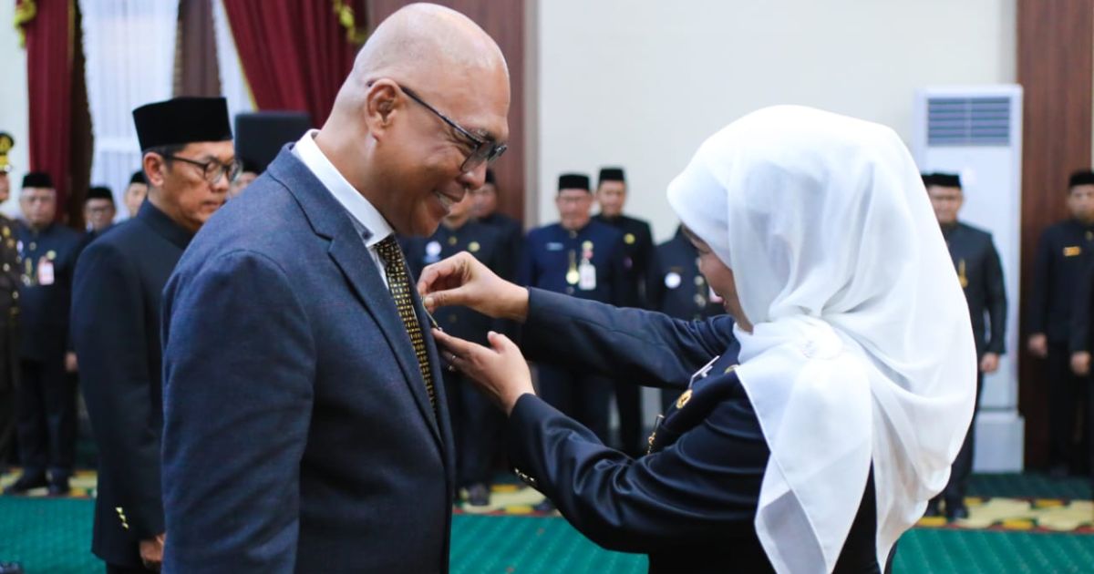 Ketua Umum PWI Pusat Akhmad Munir Terima Lencana Kehormatan “Jer Basuki Mawa Beya” dari Gubernur Jatim