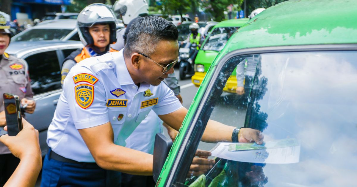 Ket Foto  : Wakil Walikota Bogor  Jaenal Mutaqin Turun Operasi Angkutan Kota Kelayakan jalan