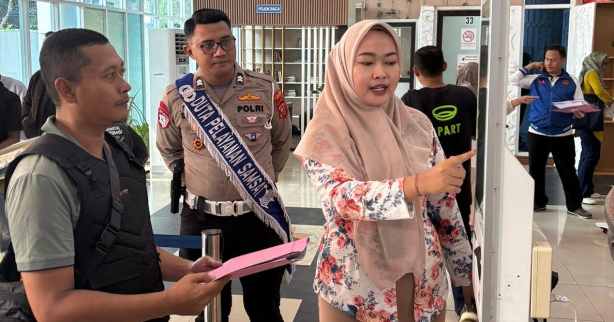 Ket Foto : Masyaarakat Wajib Pajak di berikan pelayanan yang Humanis dan baik oleh Petugas Pajak Samsat Kabupaten Bogor