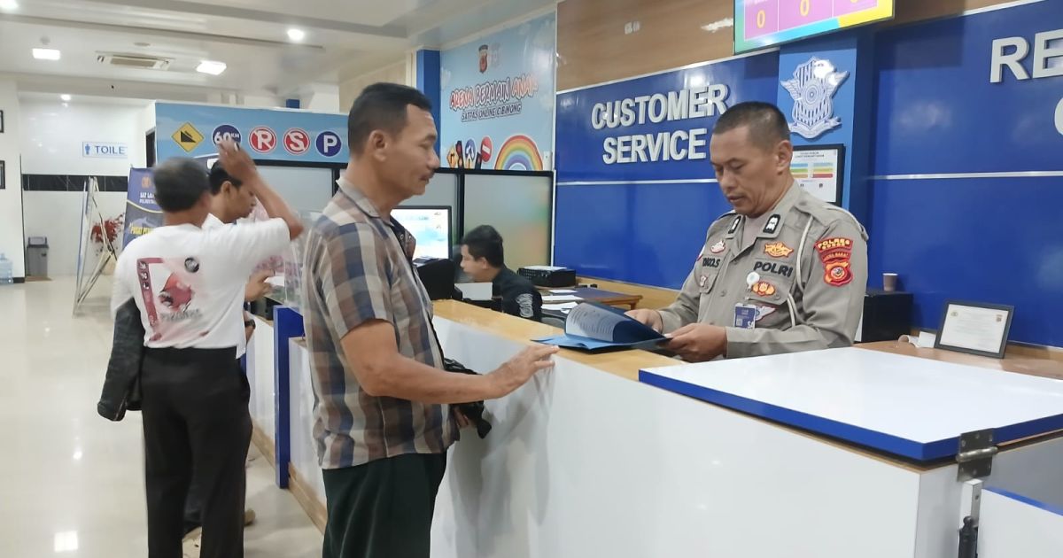 Ket Foto  : Petugas  Satpas SIM Polres Bogor Aiptu Joko Siswoyo