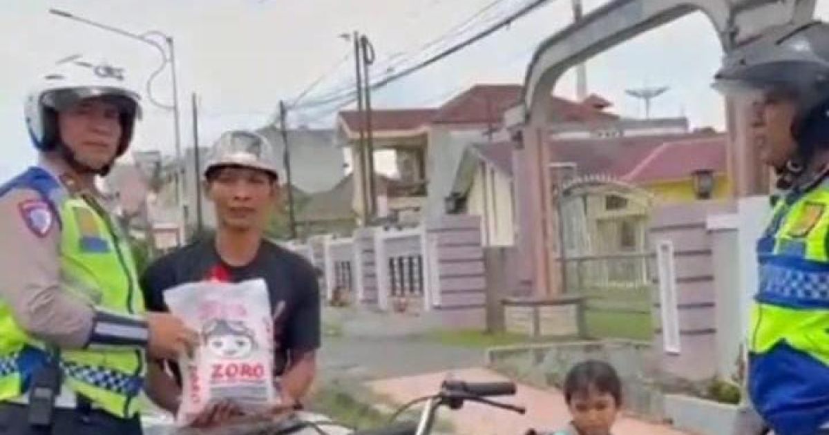 Patroli  Satlantas Polres Pematang Siantar  Berbagi Jumat Berkah