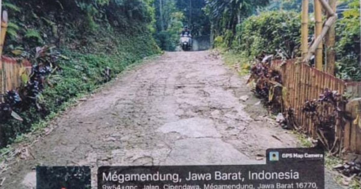 Sudah Puluhan Tahun Rusak, Jalan Kampung Sirnagalih Belum Pernah Tersentuh Anggaran Pemerintah
