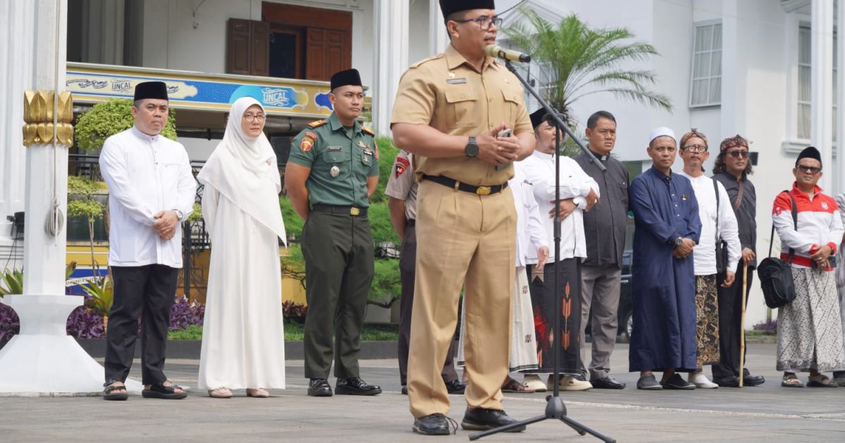 Rangkaian Peringatan Hari Santri, Anna Mariam Fadhilah Melepas Jemaah Ziarah Kubur Pahlawan dan Tokoh Agama