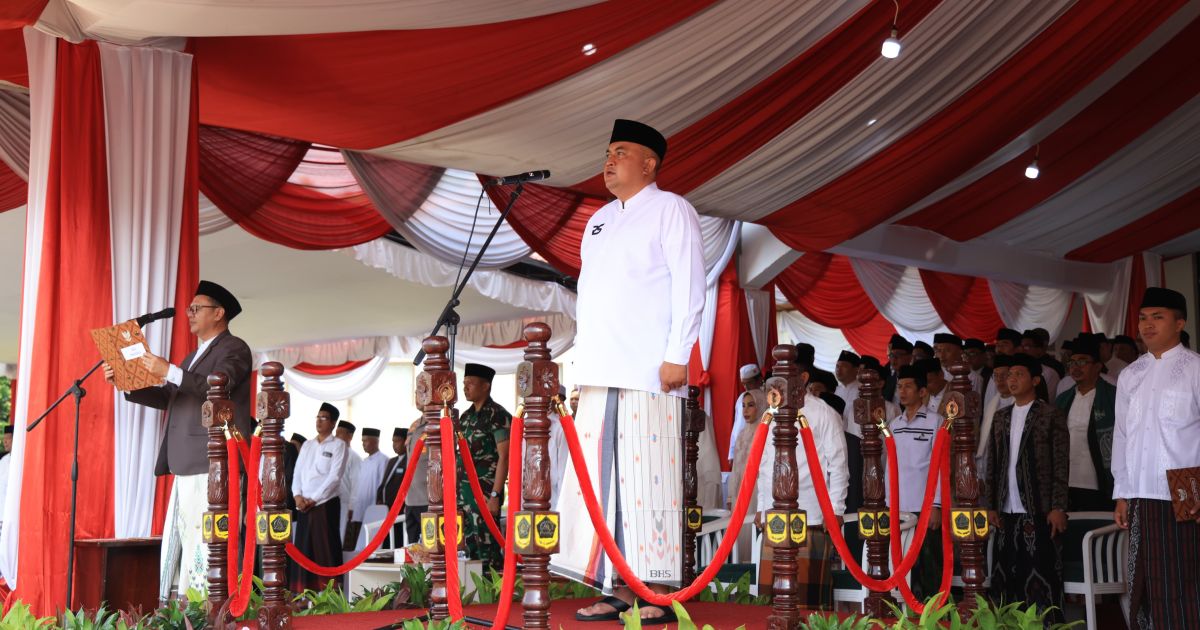 Ket Foto  : Bupati Bogor Rudy Susmanto Memimpin Upacara Peringatan Hari Santri Tahun 2025  di Lapangan Tegar Beriman,Cibinong, Rabu (22/10)