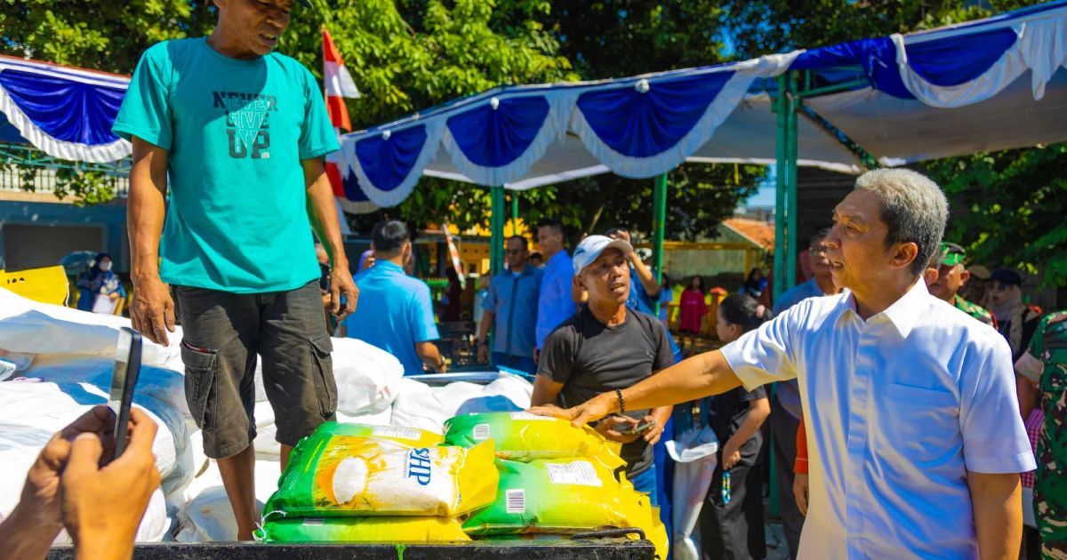 Ket Foto  : PANGAN MURAH: Warga antusias memanfaatkan Gerakan Pangan Murah. Komoditas pokok dijual dengan harga di bawah pasar agar daya beli masyarakat tetap terjaga.