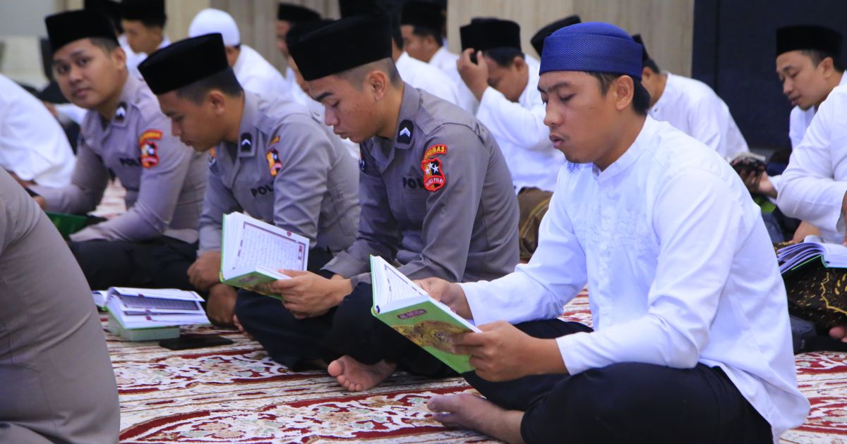 Wujud Peduli Sesama, Humas Polri Berikan Tali Asih Kepada 100 Anak Yatim pada Khatanan HUT Ke-74