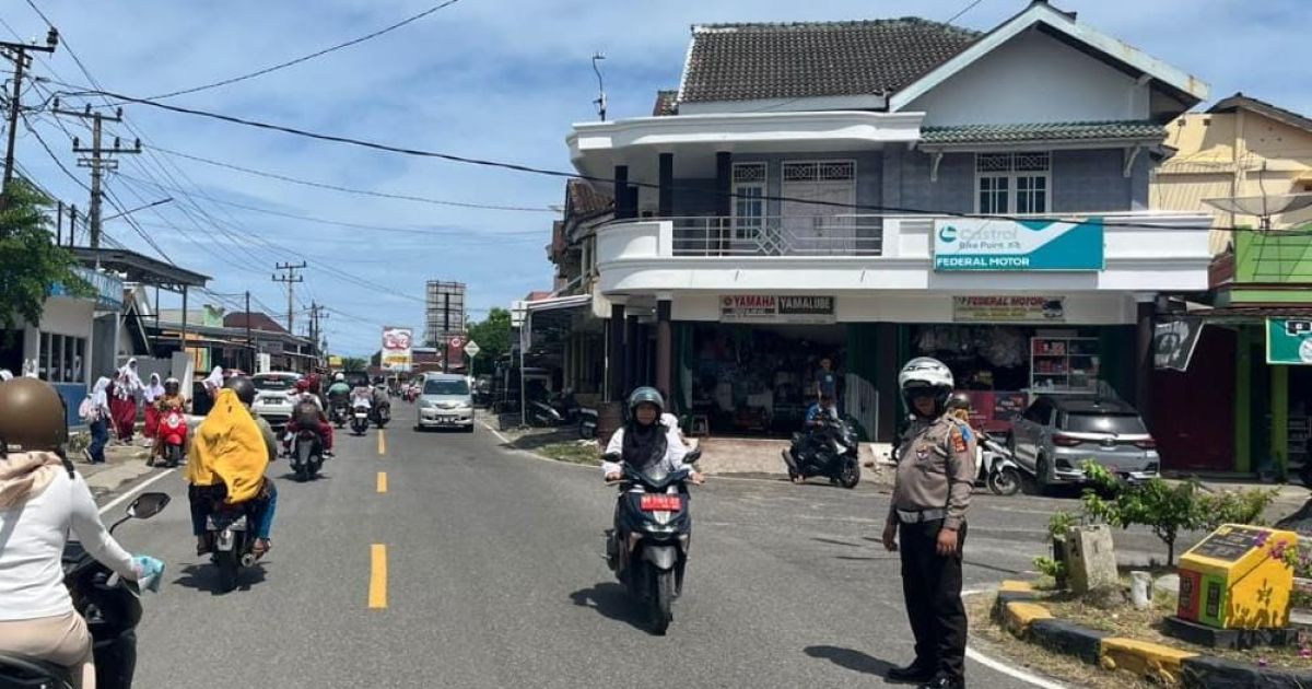 Sat lantas Polres Pesisir Barat Gelar Pengamanan Rawan Siang di SMPN 1 Krui