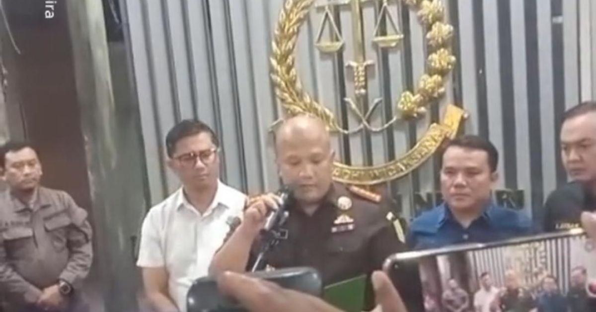 Ket  Foto  : Kepala Kejari kota Bandung, Irfan Wibowo Saat Jumpa  Pers Terkait Kasus Dugaan Korupsi Wakil Walikota Bandung