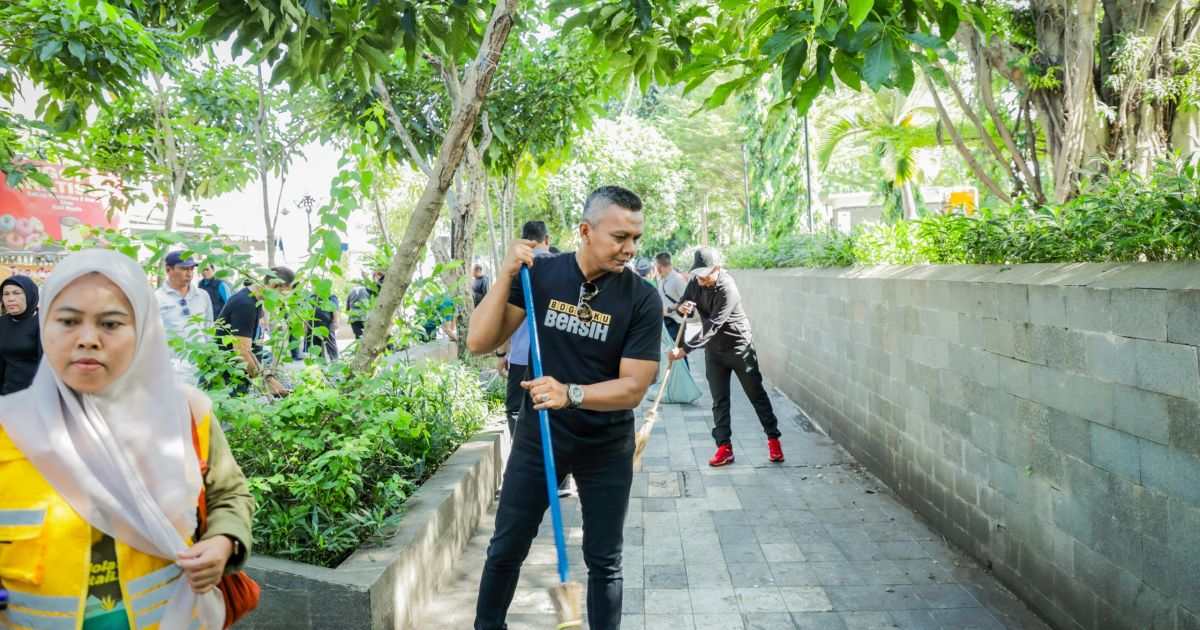 Ket Foto  : Wakil Walikota Sedang Menyapu